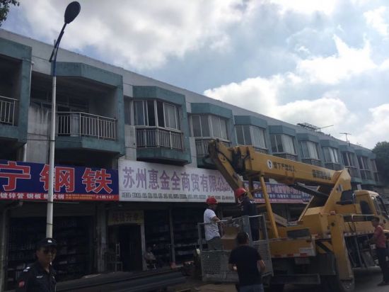 苏州一力物流园更换55套120瓦LED飞机路灯头