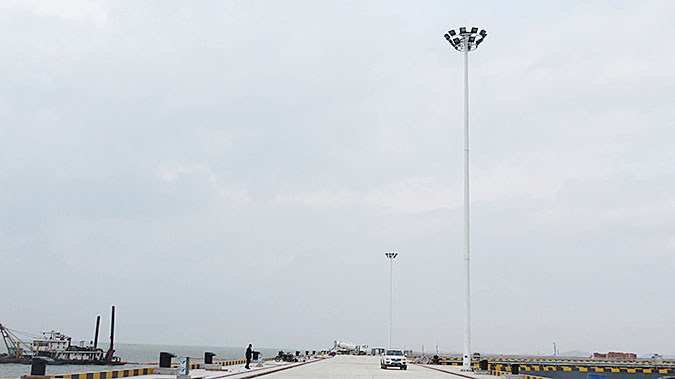 30米高杆灯安装于珠海三一港口码头效果